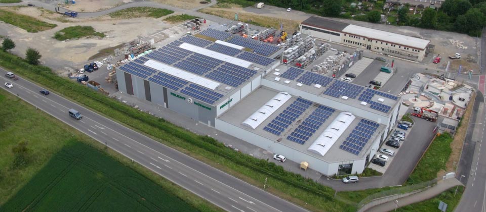 PV-Anlage auf Foliendach und Gründach